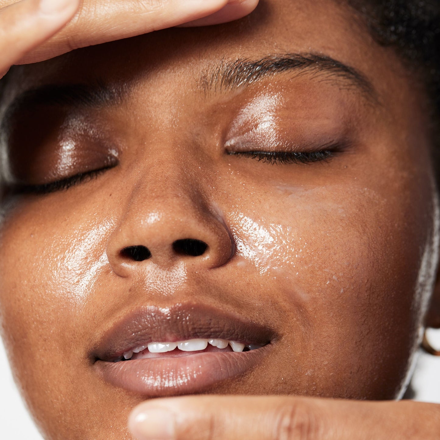 holy-hydration-makeup-melting-cleansing-balm-g7 040822_Model_HH-Cleansingbalm_044_RT2-V1_IGF_6a40ae53-ccc2-4a83-9d08-7c99f2dc2b4b.jpg