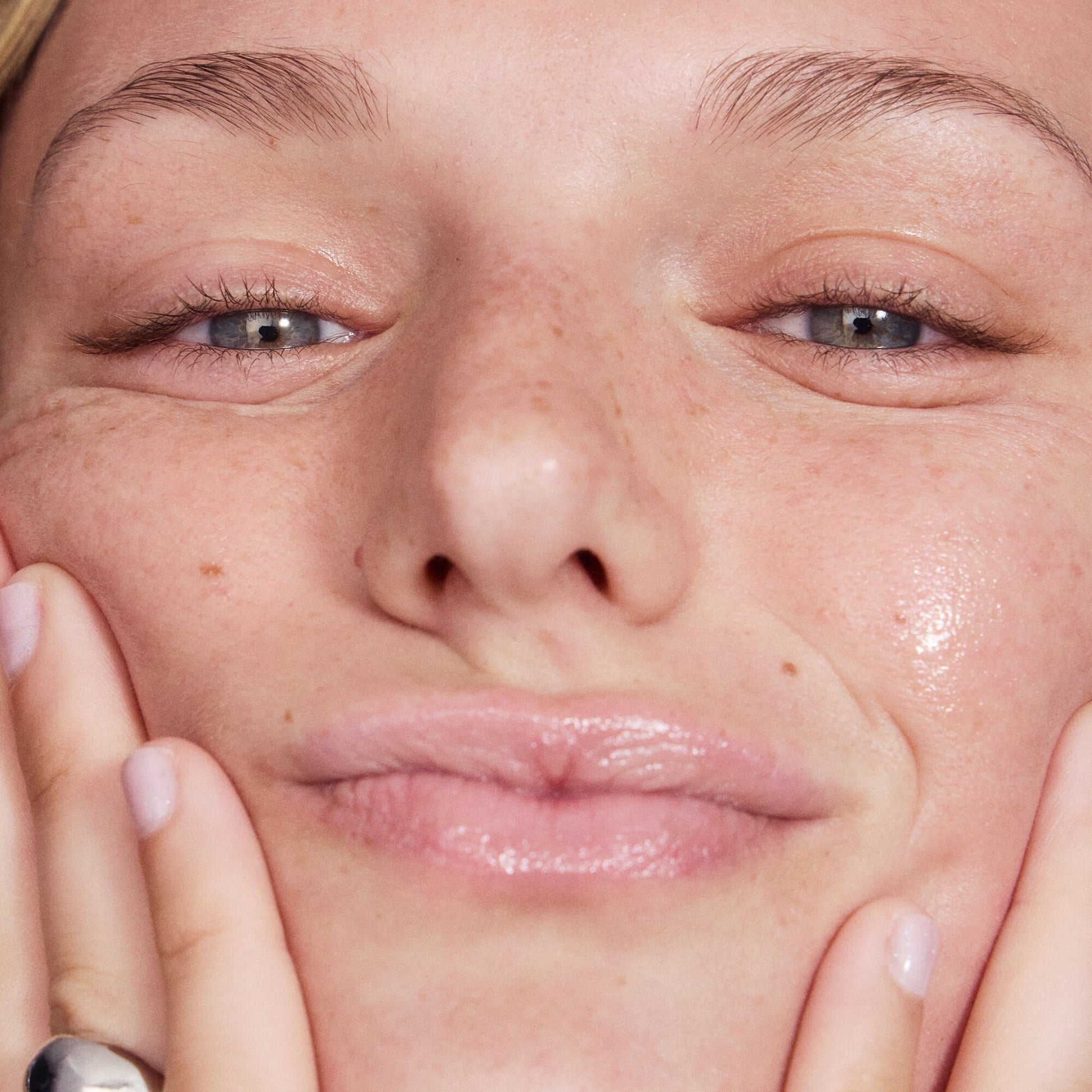 thirst-burst-pore-fecting-toner-e3 042125_SKIN_TBT_Madison_ModelApp_1086_RGB_IGF.jpg