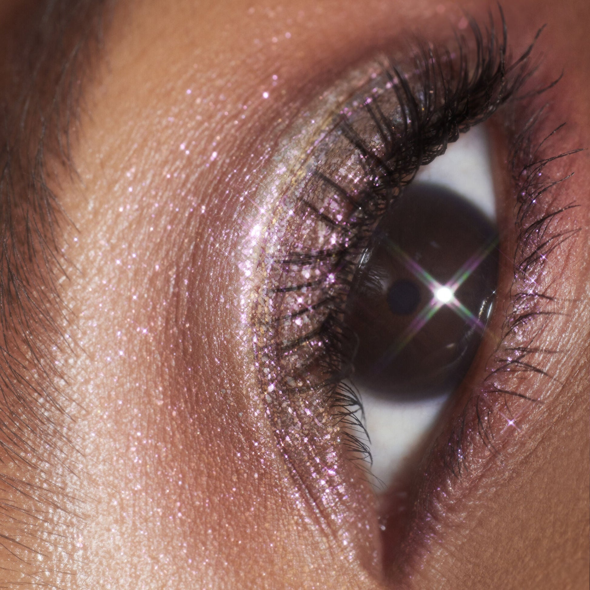 duochrome-liquid-eyeshadow-j0 061223_Chi_SparkPink_0023_FINAL_RGB_IGF.jpg
