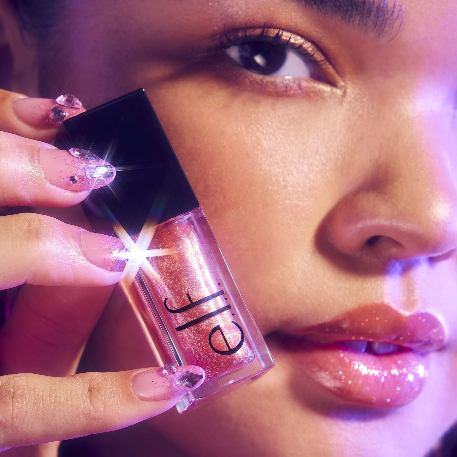 glow-reviver-plumping-lip-oil-c1 072225_Breanna_LipPlump_0391_2000x2000_0613e084-a418-44f9-b40d-c461b7a4b6db.jpg