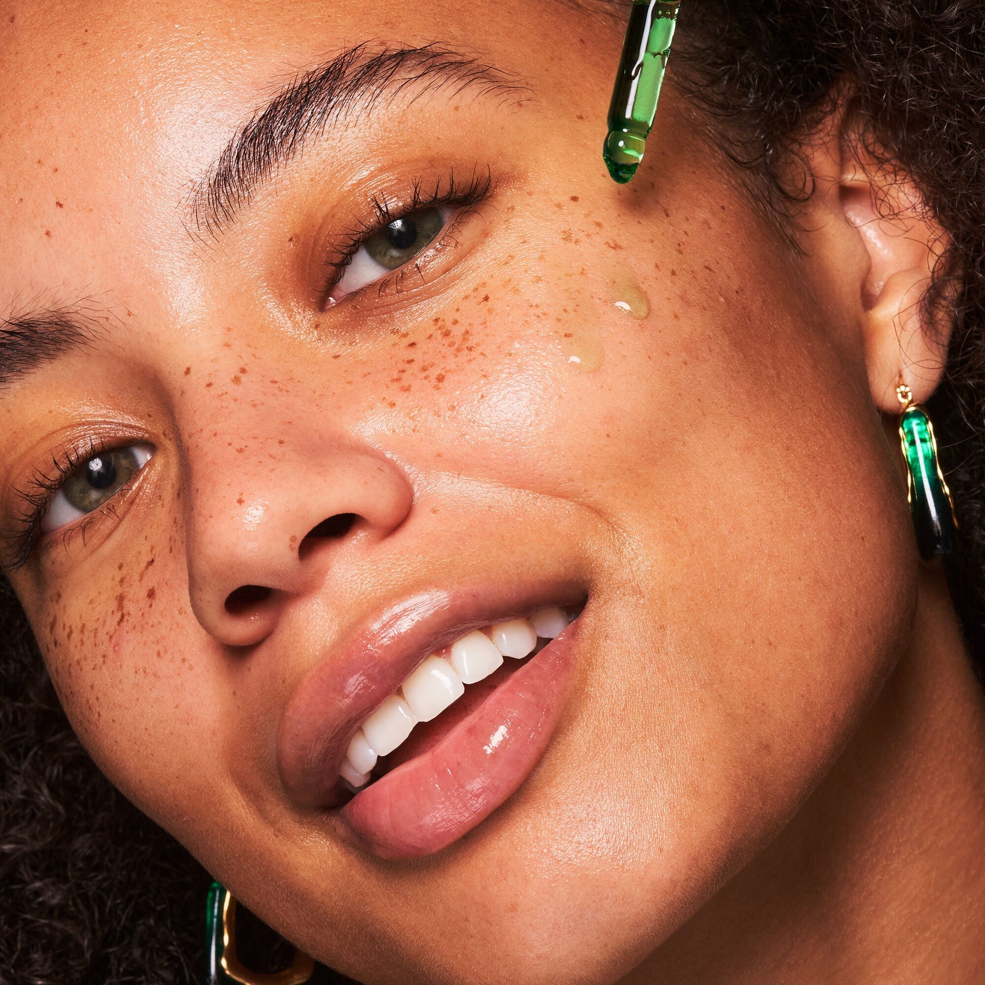 plz-clarify-facial-oil-e4 100924_SKIN_Drew_PlzC_App_005_v1_RGB_IGF.jpg