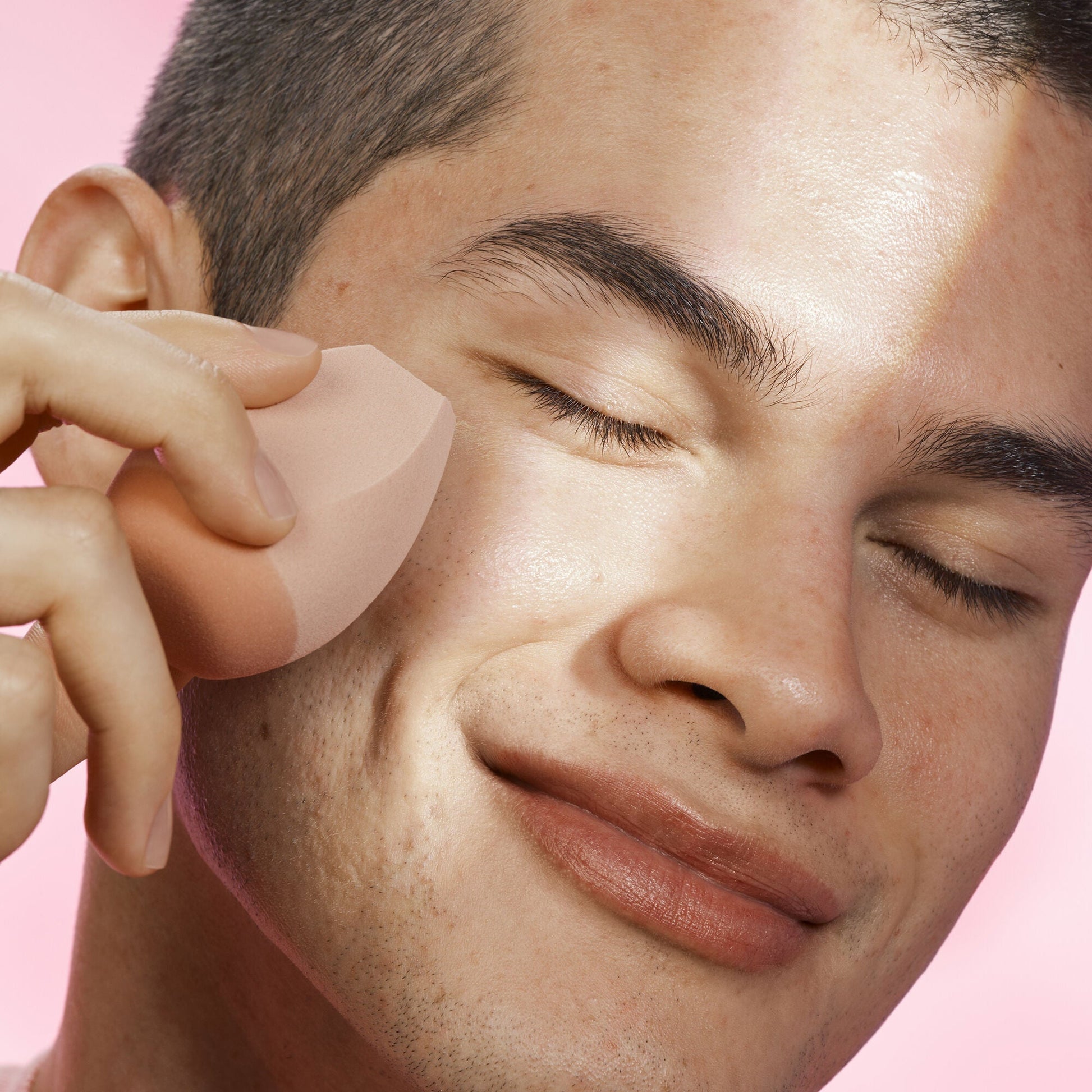 halo-glow-angled-silicone-face-sponge-i7 102124_HGST_Alfredo_Application_0134_v2_RGB_IGF.jpg