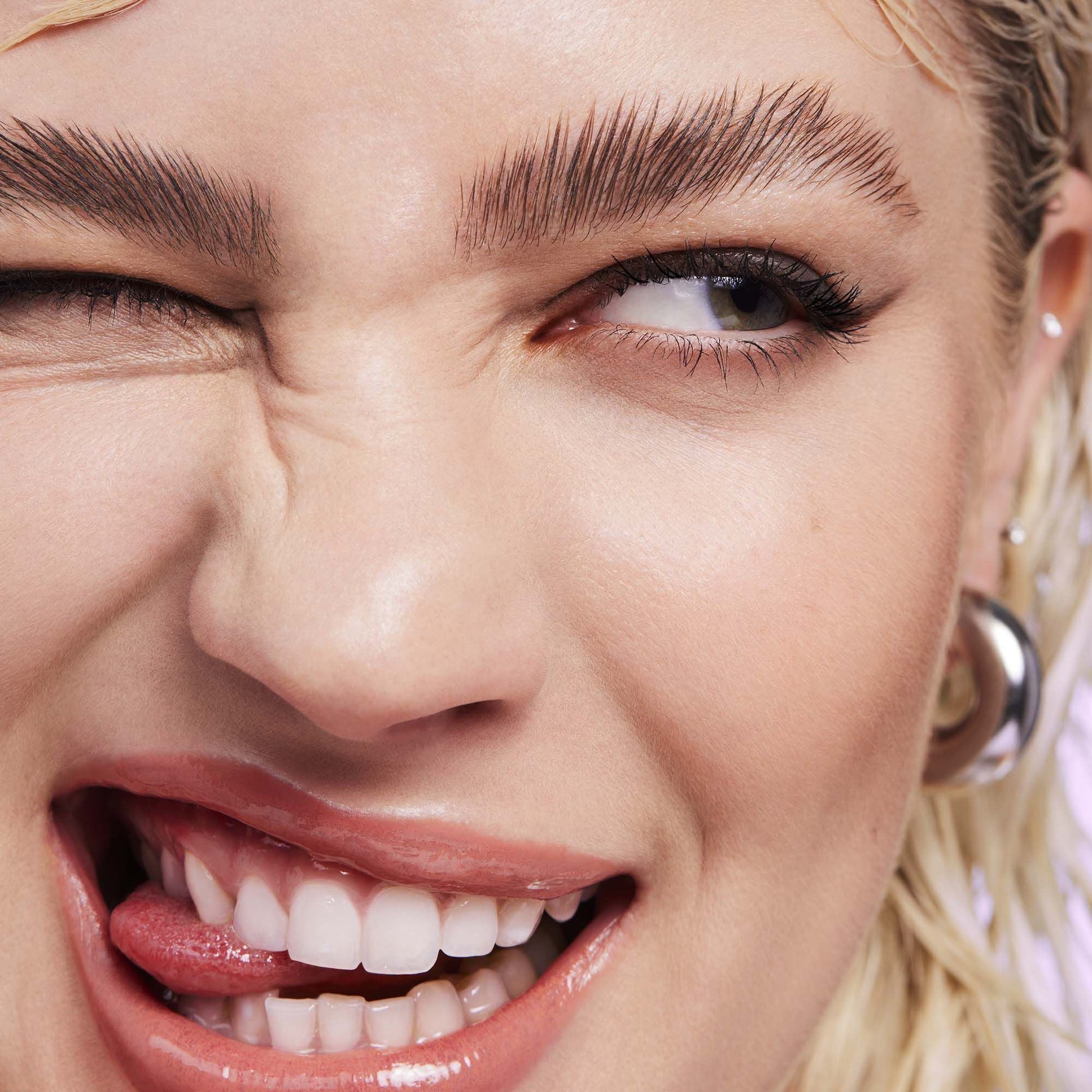 brow-laminating-gel-f4 110923_Genevieve_BrowGel_App-Vibe_6982_RGB_IGF.jpg