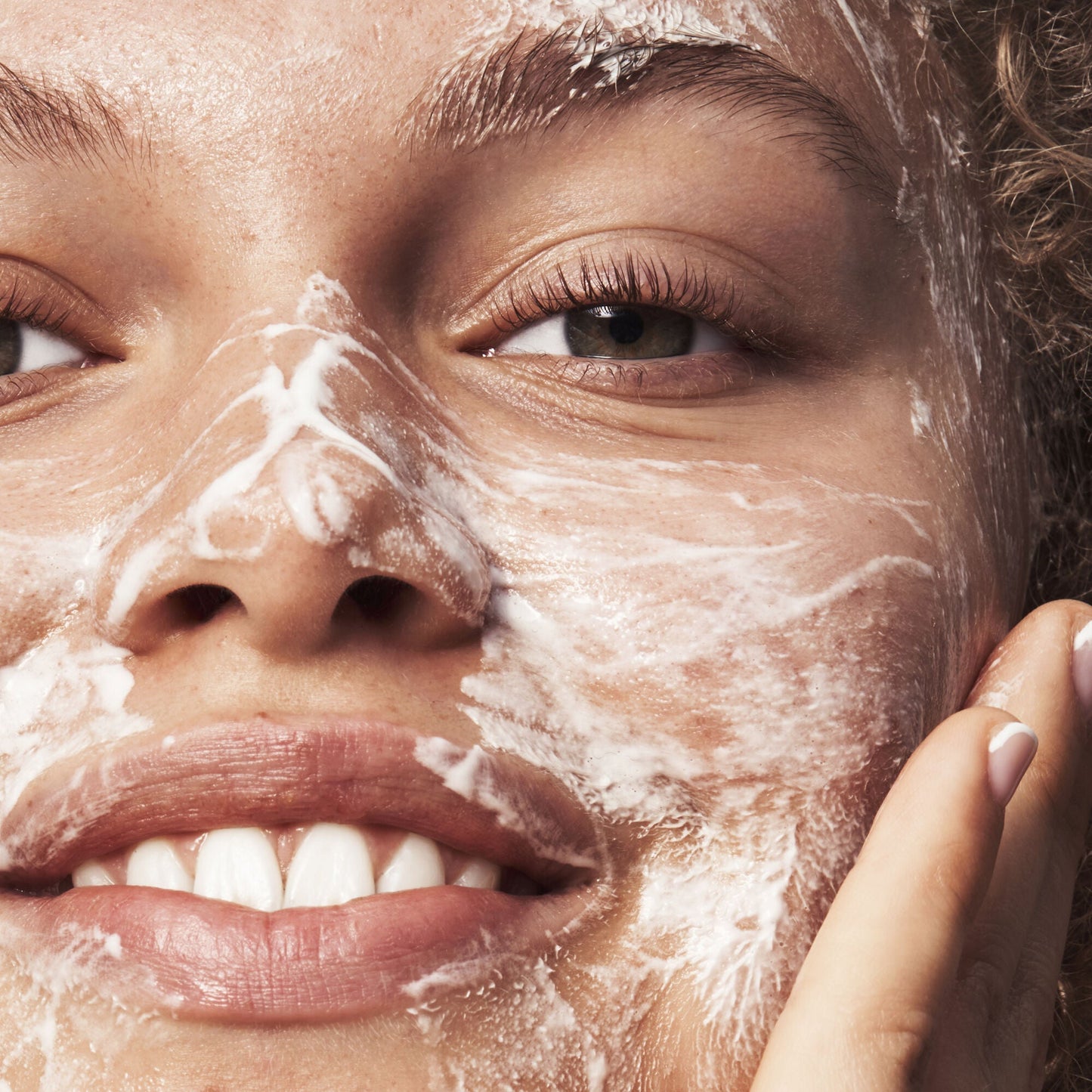 blemish-breakthrough-acne-clarifying-cleanser-w6 121321_Marley-Acne-Regimen_0117_FINAL_IGF.jpg