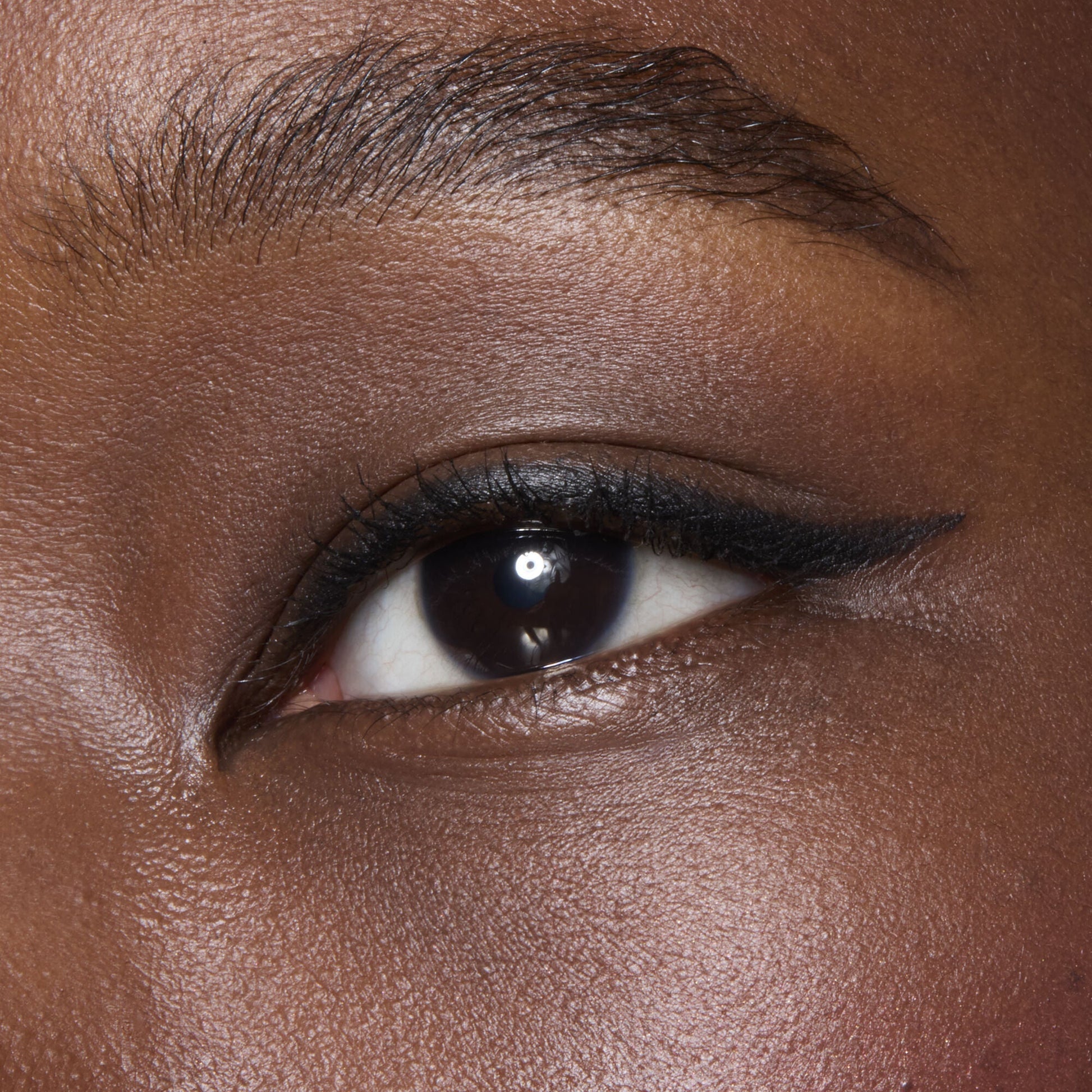 no-budge-retractable-eyeliner-n4 81330_NO_BUDGE_RETRACTABLE_EYELINER_BLACK_BILLIE_0062_V2.jpg