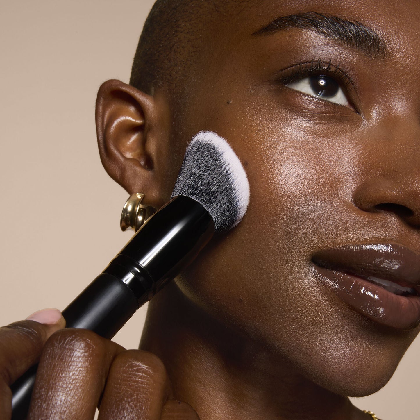 smooth-swipe-foundation-brush-e9 81456_MOM_SMOOTH_SWIPE_FOUNDATION_BRUSH_TOOL_SHOT_IYANNA_0169_V4.jpg
