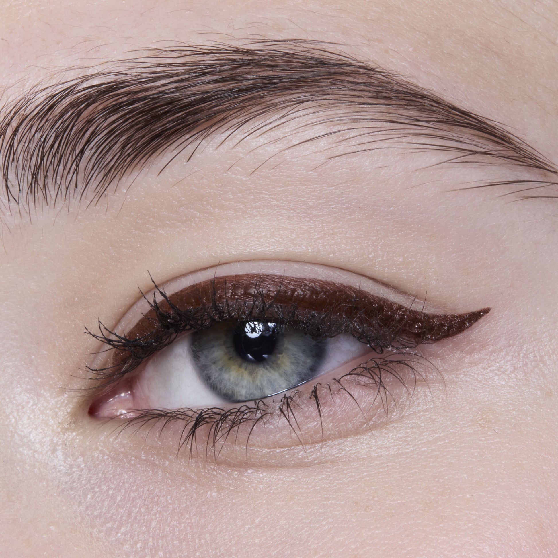 h2o-proof-eyeliner-pen-e3 81606_H20_PROOF_EYELINER_20PEN_CHESTNUT_MOM_BROWN_JORDAN_0029_v3.jpg