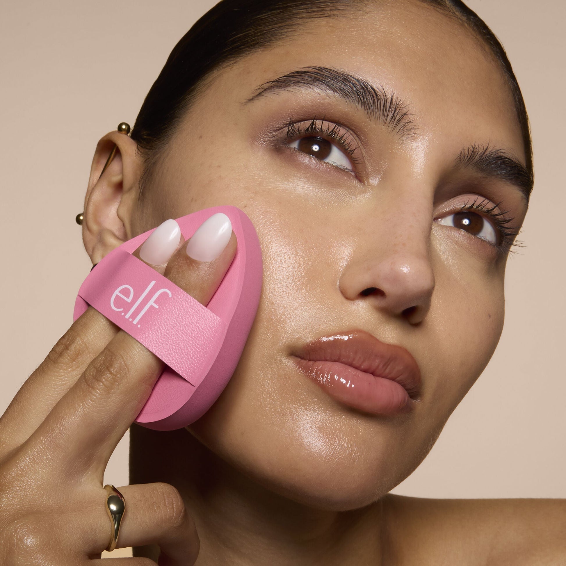 pillow-puff-foundation-sponge-e3 81838_MOM_PILLOW_PUFF_FOUNDATION_SPONGE_TOOL_SHOT_SONALI_0126_V2.jpg