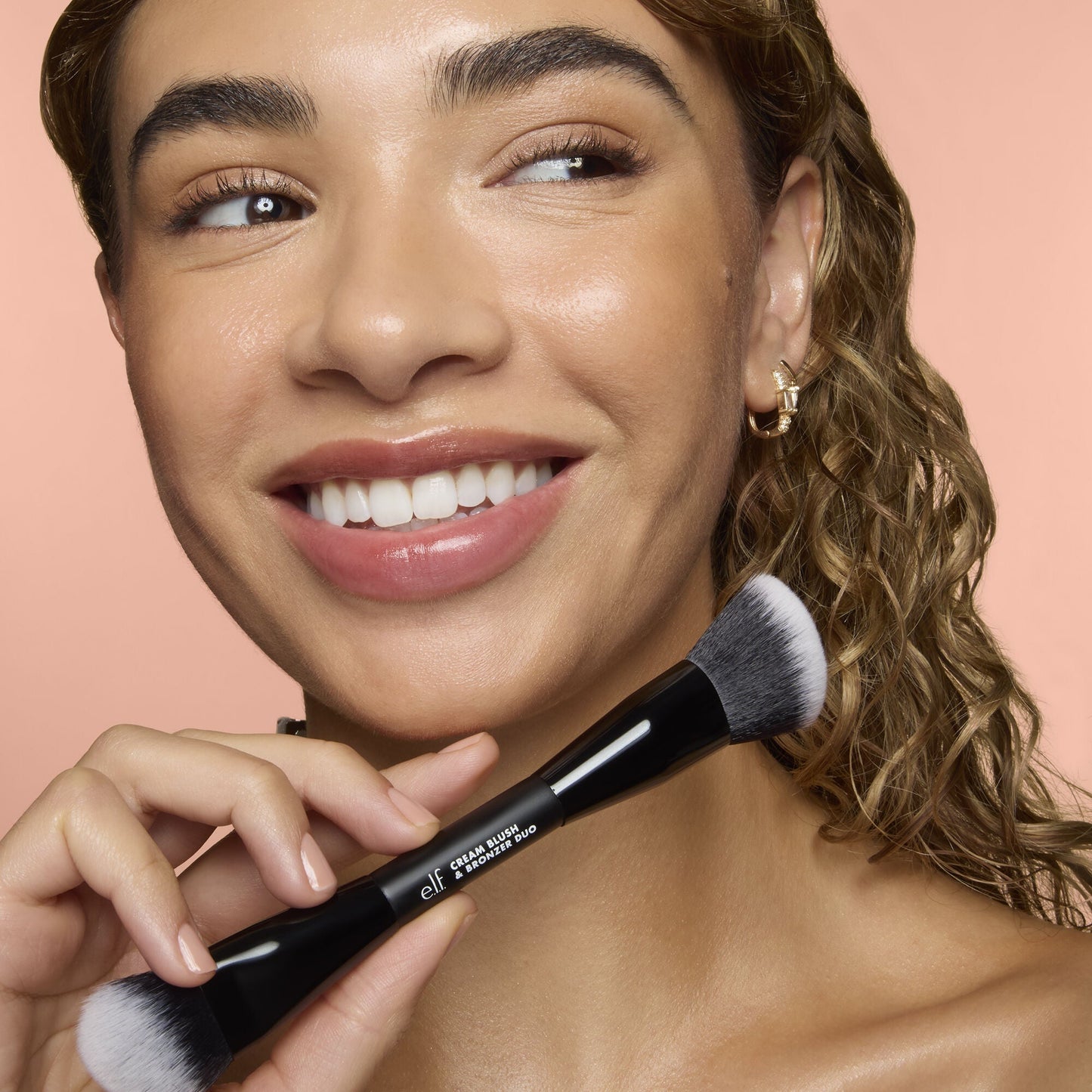 cream-blush-and-bronzer-duo-brush-l4 83857_CREAM_BLUSH_BRONZER_DUO_BRUSH_Q4_Alyssa_0103_V3_7510f340-cab5-4e94-b40f-1ad3f84fd183.jpg