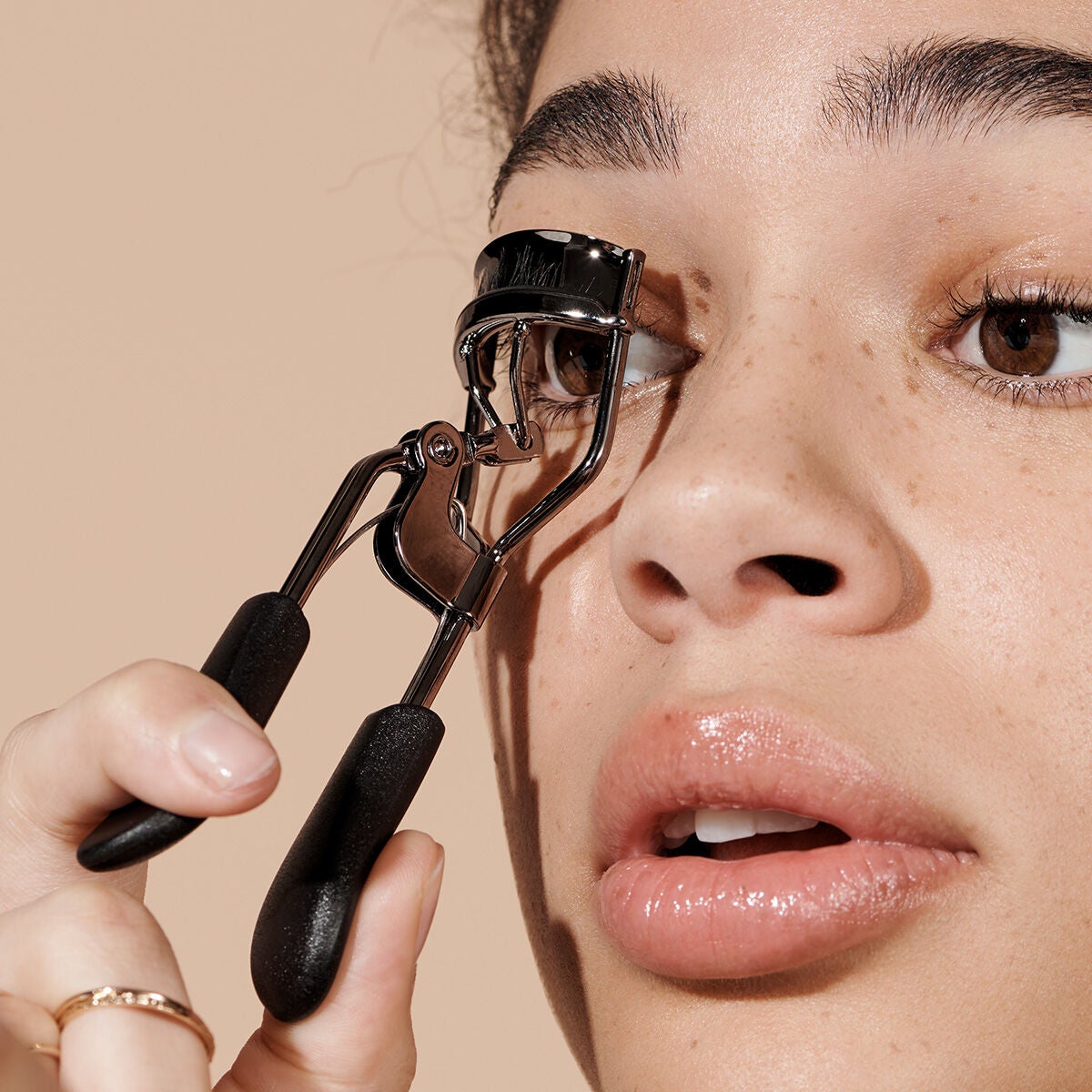 pro-eyelash-curler-v3 84067_ProEyelashCurler_Model.jpg