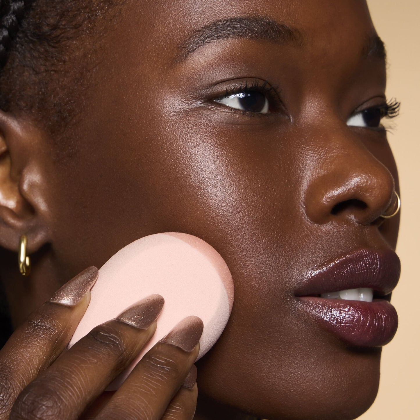 halo-glow-angled-silicone-face-sponge-i7 84235_HALO_GLOW_ANGLED_SILICONE_FACE_SPONGE_BILLIE_0078_V3.jpg