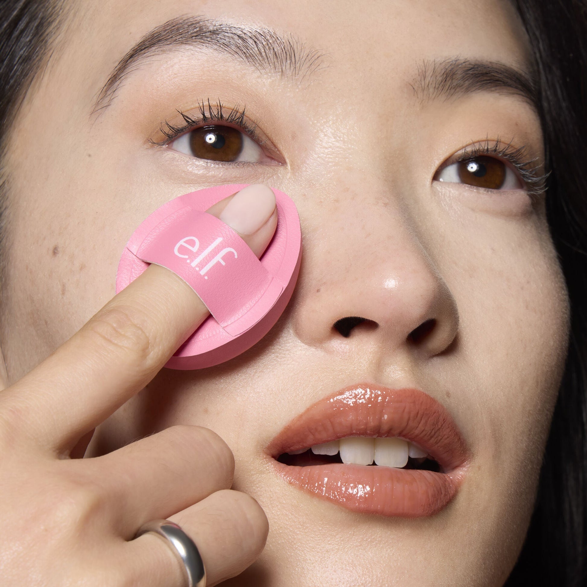 pillow-puff-concealer-sponge-j1 85120_MOM_PILLOW_PUFF_CONCEALER_SPONGE_TOOL_SHOT_SAKURA_V1_0095_V3.jpg